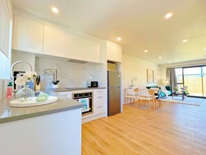 Fridge, microwave, oven, stovetop - Comfy Home in East School Zone (Auckland)
