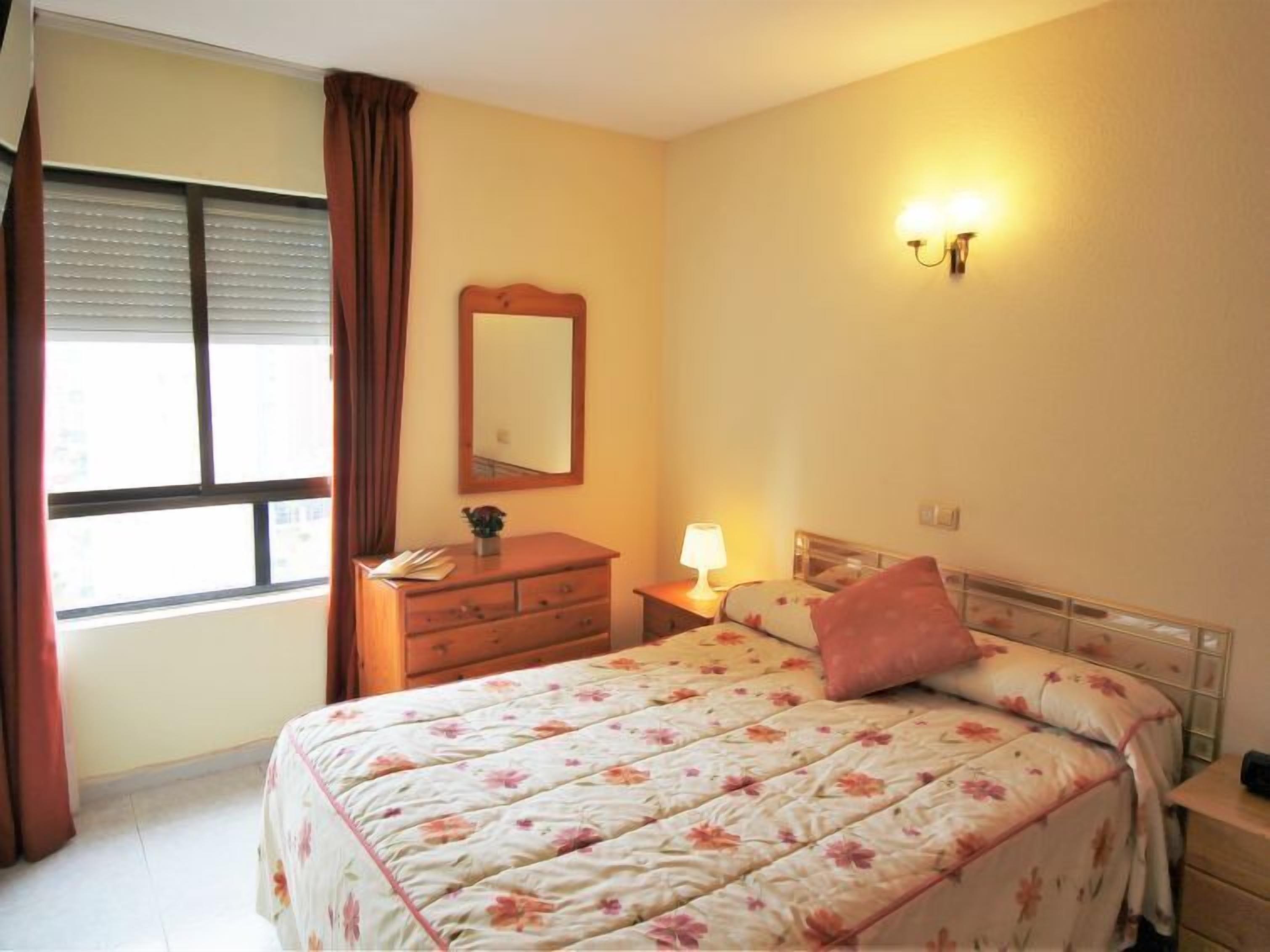 2 slaapkamers, een bureau, internet