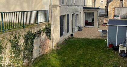Détente prÚs du Loir : Chambre et salon privés, idéal pour randonnées et proche des 24H du Mans