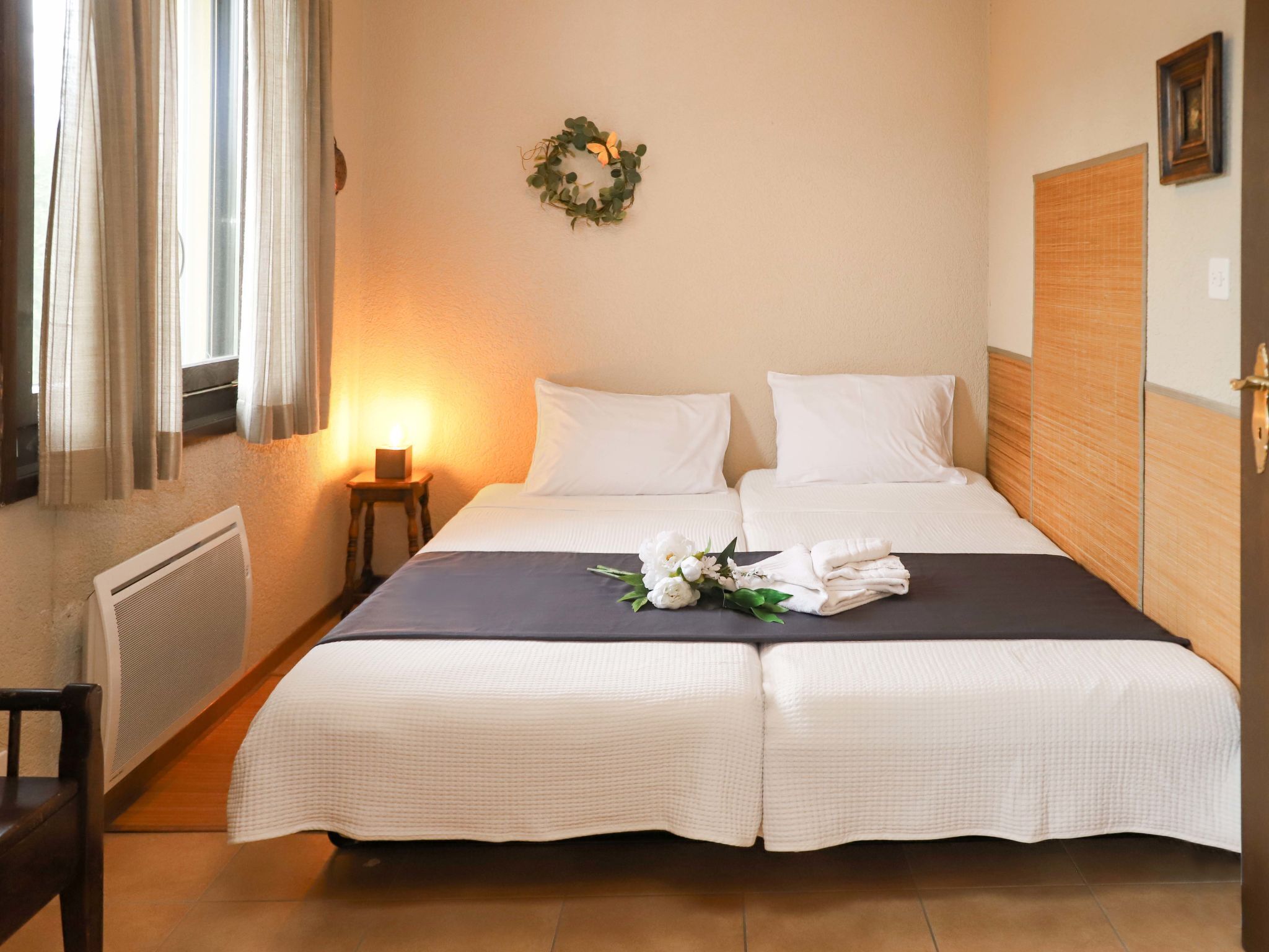 2 bedrooms, iron/ironing board, free internet