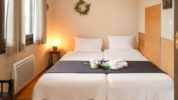 2 bedrooms, iron/ironing board, free internet