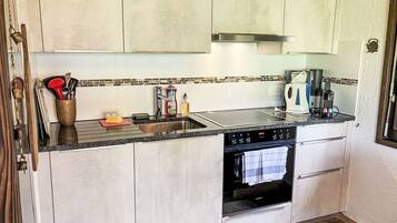 Kühlschrank, Geschirrspüler, Toaster, Hochstuhl