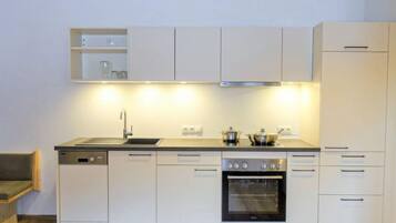 Kühlschrank, Ofen, Geschirrspüler, Hochstuhl