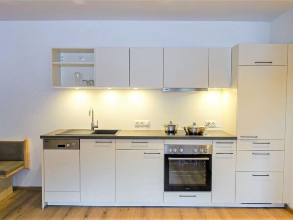 Kühlschrank, Ofen, Geschirrspüler, Hochstuhl