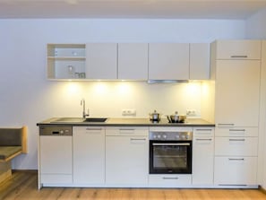 Frigorifero, forno, lavastoviglie, seggiolone