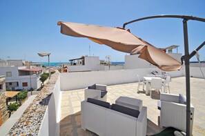 Outdoor dining - App. Dea Minerva, 3 bedrooms, near the beach (Torre San Giovanni)
