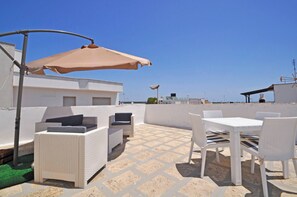Outdoor dining - App. Dea Minerva, 3 bedrooms, near the beach (Torre San Giovanni)