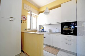 Fridge, oven, stovetop, coffee/tea maker