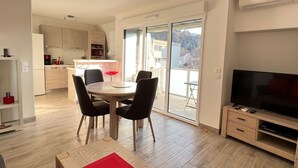 Un apartamento moderno con comedor, cocina y sala de estar.