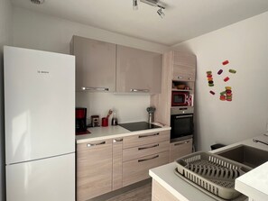 Kylskåp, mikrovågsugn, ugn och diskmaskin