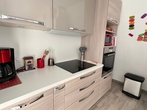 Kylskåp, mikrovågsugn, ugn och diskmaskin