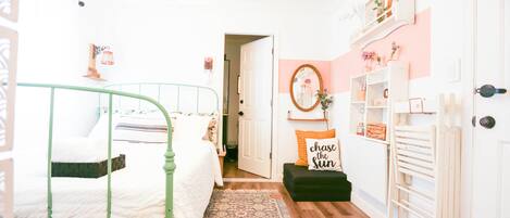 1 quarto, escrivaninha, ferros/tábuas de passar roupa, Wi-Fi de cortesia