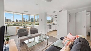 Un apartamento moderno con vistas a la ciudad, comedor y cocina.