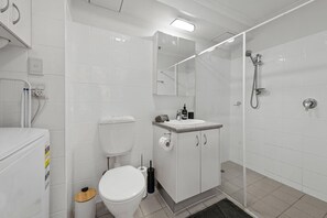 Dusche, Haartrockner, Handtücher, Seife