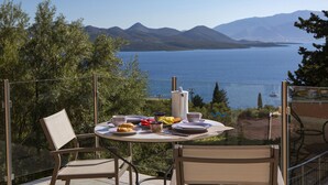 Ein Tisch im Freien mit Blick auf einen See und Berge.