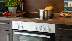 Una cocina con estufa, horno y encimera.