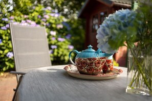 Outdoor dining - A treasure chest behind the dike at the harbor for two people (Krummhörn)