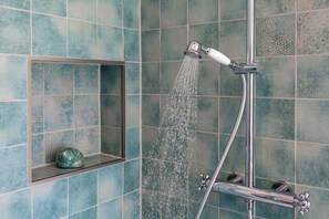 Douche, sèche-cheveux, papier toilette