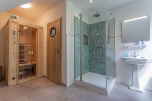 Douche, sèche-cheveux, papier toilette