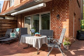 Outdoor dining - A treasure chest behind the dike at the harbor for two people (Krummhörn)