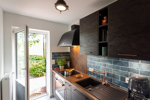 Kjøleskap, mikrobølgeovn, ovn og kokeplater