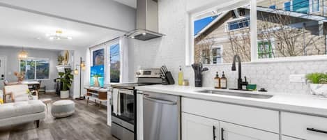 Réfrigérateur, micro-ondes, four, plaque de cuisson