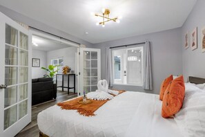 Tabla de planchar con plancha, wifi y ropa de cama 