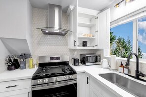 Fridge, microwave, oven, stovetop - 4016 C (ADU) · 1b1b Cozy Little House @Wallingford/Close to UW (Seattle)