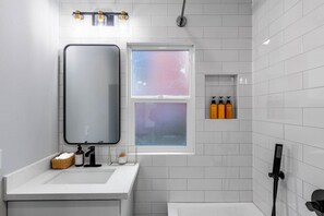 Hair dryer - 4016 C (ADU) · 1b1b Cozy Little House @Wallingford/Close to UW (Seattle)