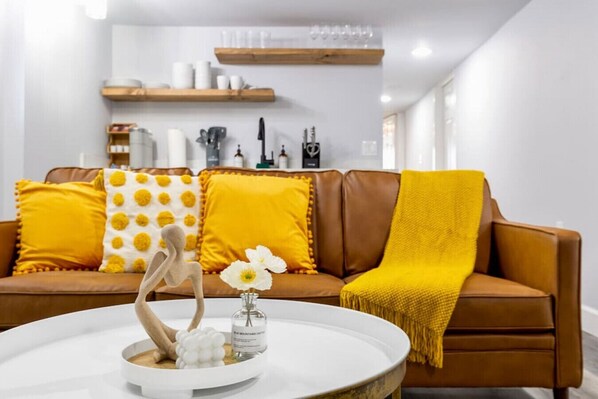 Interior - 4016 Lower B · 2b1b Modern Unit Central/3 mins to Gas Works Park (Seattle)