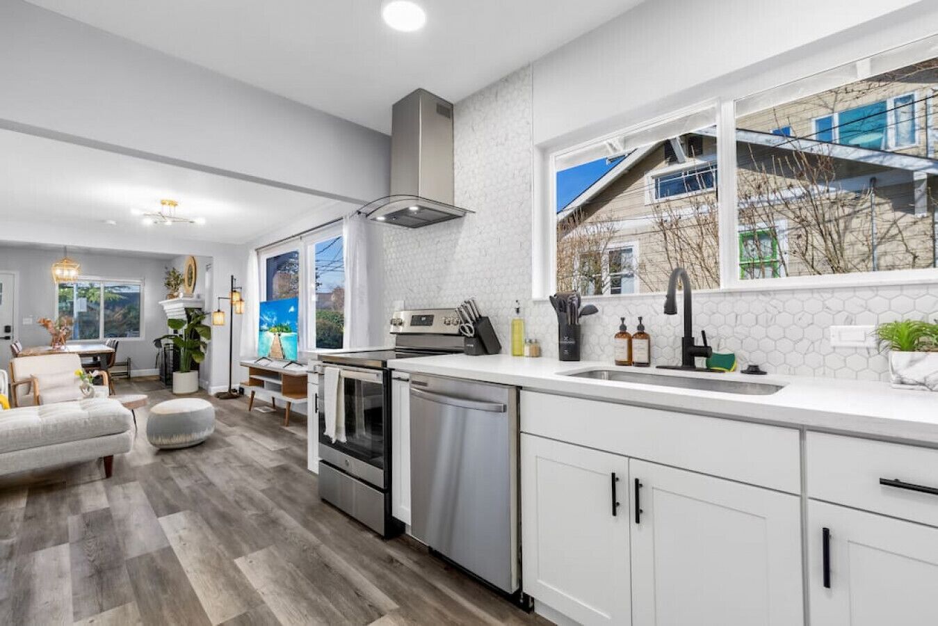 Jääkaappi, mikroaaltouuni, uuni, liesi