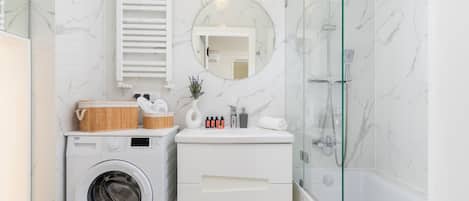 Bathtub, hair dryer, towels, shampoo