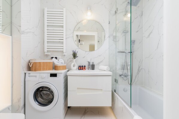 Badewanne, Haartrockner, Handtücher, Shampoo