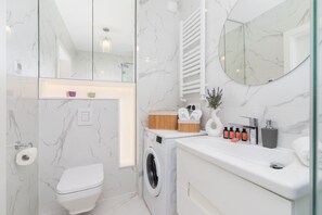 Badewanne, Haartrockner, Handtücher, Shampoo