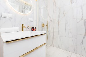 Dusche, Haartrockner, Handtücher, Shampoo