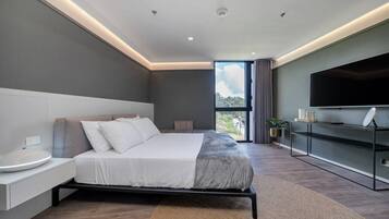 2 habitaciones, escritorio y tabla de planchar con plancha