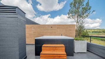 Tina de hidromasaje al aire libre