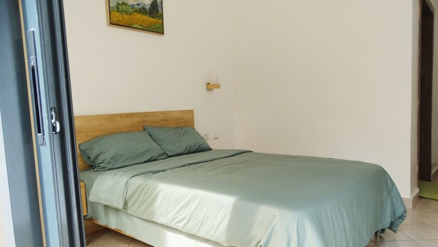 Elite Room | Blackout drapes, soundproofing, iron/ironing board (on request) - Greedy Five (Kigali)