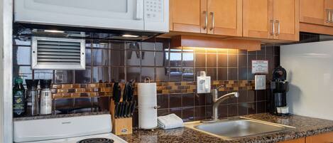 Køleskab, mikrobølgeovn, ovn, kogeplade