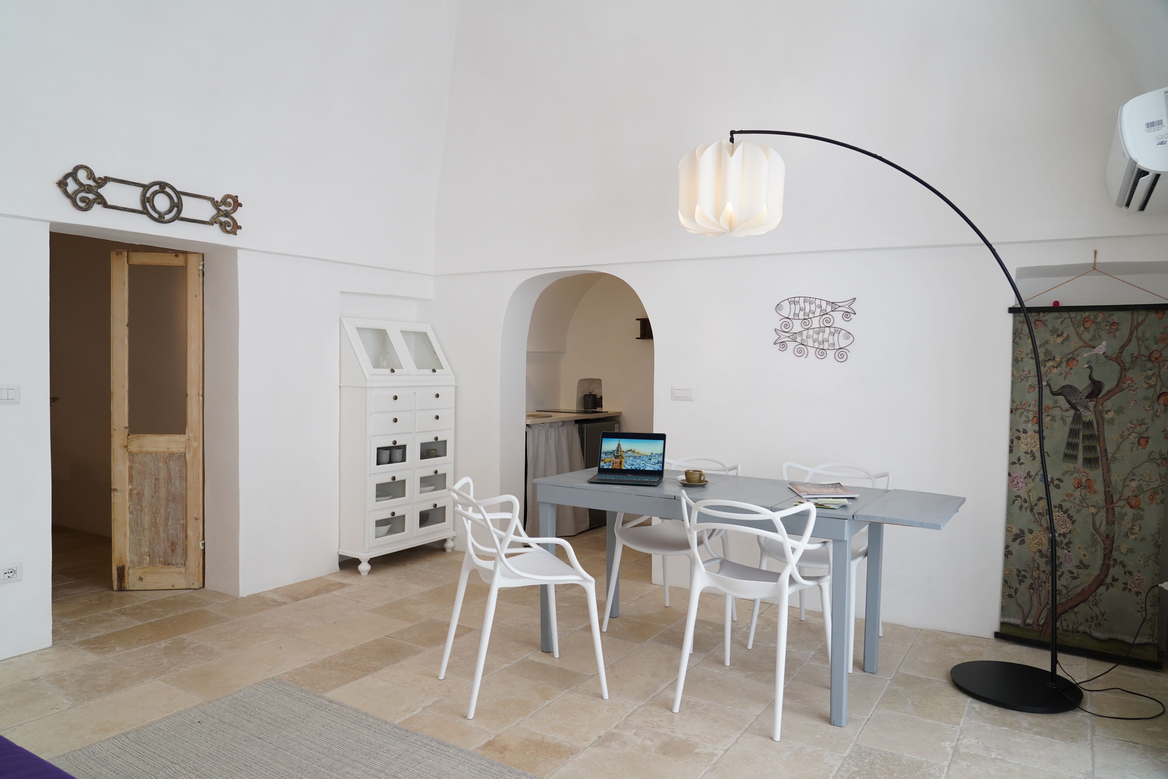 Classic House | Living area | 32-inch flat-screen TV with cable channels, TV