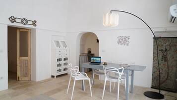 Casa clásica | Área de sala de estar | Televisión de pantalla plana de 32 pulgadas con canales por cable