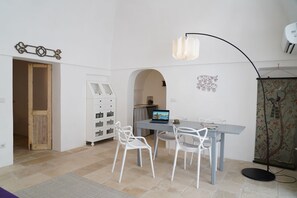 Klassiek huis | Woonruimte | Een 32-inch flatscreentelevisie met kabelzenders en televisie