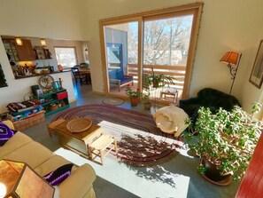 Televisión y oficina 