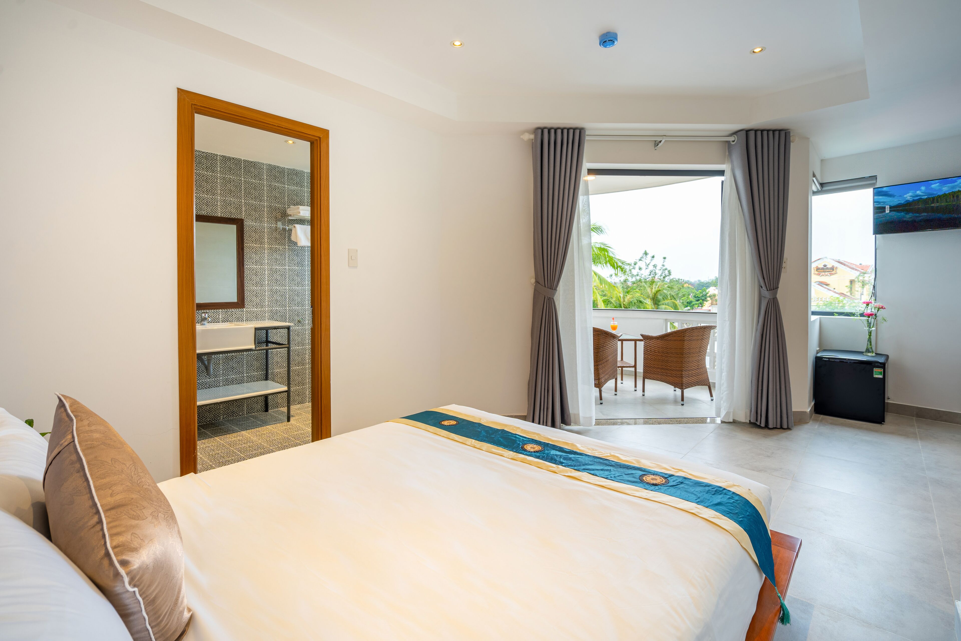 Panoramic Double Room | Minibar, individually decorated, individually furnished, desk