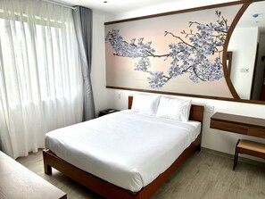 Minibar, decoración personalizada, muebles diferentes y escritorio 