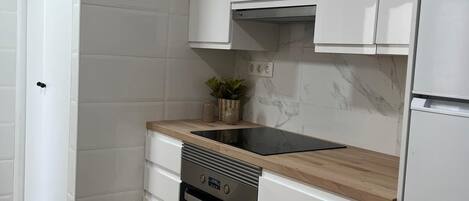 Een microgolfoven, een oven, een koffiezetapparaat/waterkoker