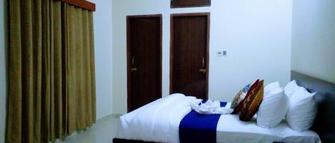 Espacio para trabajar con laptop, wifi gratis y ropa de cama