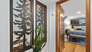3 bedrooms, desk, iron/ironing board, free WiFi