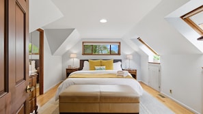 4 bedrooms, desk, iron/ironing board, free WiFi - Quiet-HotTub-0.5 mi 2 Airport-Food, Shopping, Fun! FIFA-Walk 2 Light Rail (SeaTac)