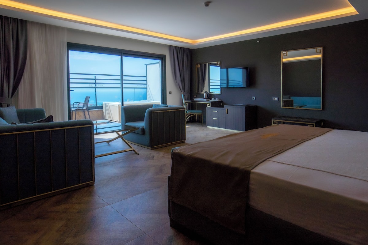 Deluxe Double or Twin Room, Balcony, Sea View, Jacuzzi | Ropa de cama de alta calidad y minibar